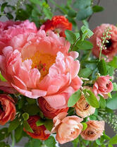 Букет коралловых пионов