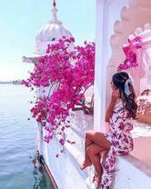 Девушка у воды и розовые цветы