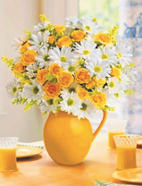 Красивый бело-желтый букет и апельсиновый сок на столе