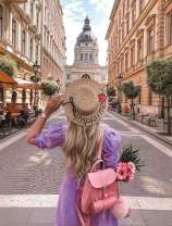 Девушка на красочной улочке города